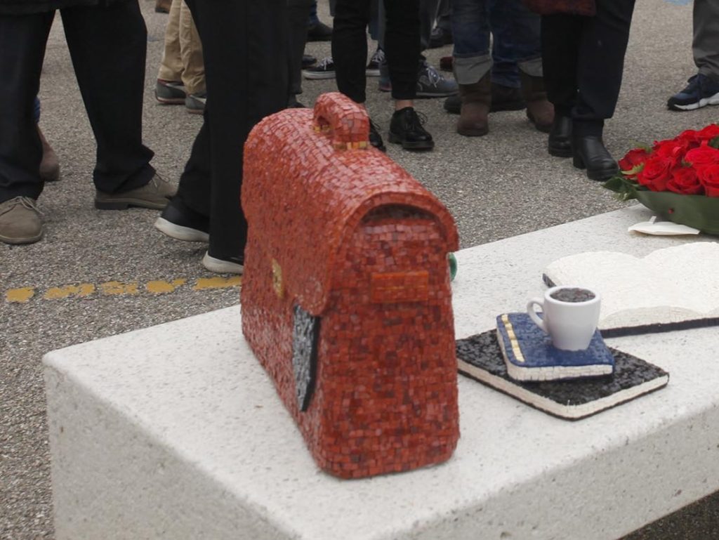 L’installazione in mosaico “L’incontro”, dedicata a Fabrizio Matteucci in Darsena