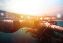 Una ragazza nuota nel mare
