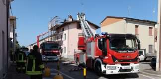 Incendio in un cantiere sul tetto, intervento dei Vigili del Fuoco