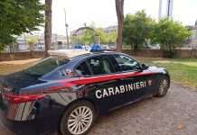 Gira in auto con un coltello a scatto, arrestato 29enne