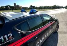 Minaccia i clienti del supermercato con un bastone: arrestato